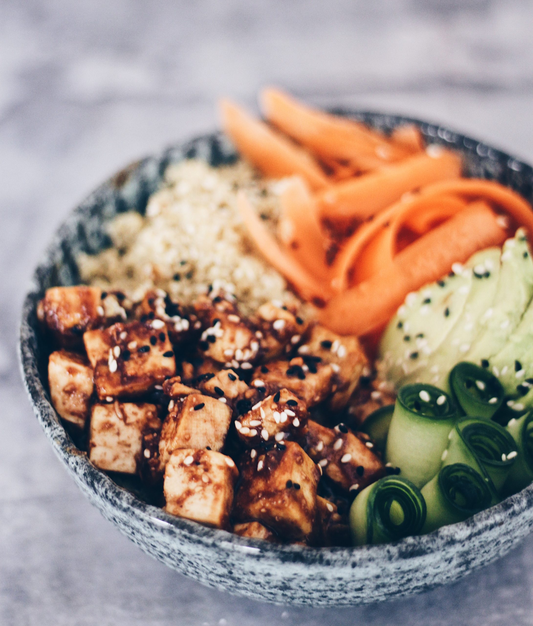 Poke bowl med tofu – Opskrift på hjemmelavet vegansk poke bowl