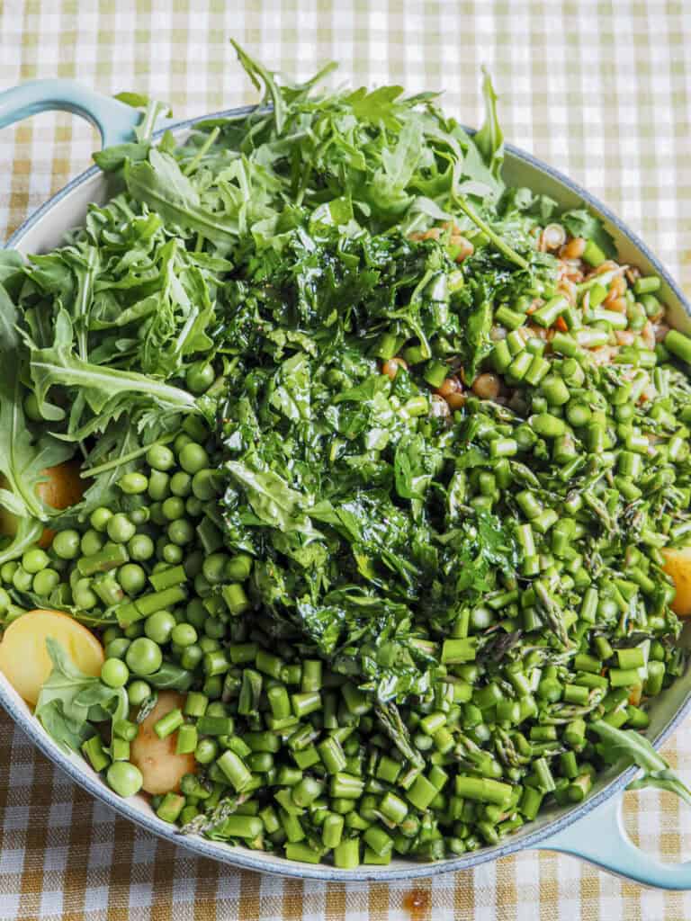 grøn kartoffelsalat med ærter og grønne linser og asparges