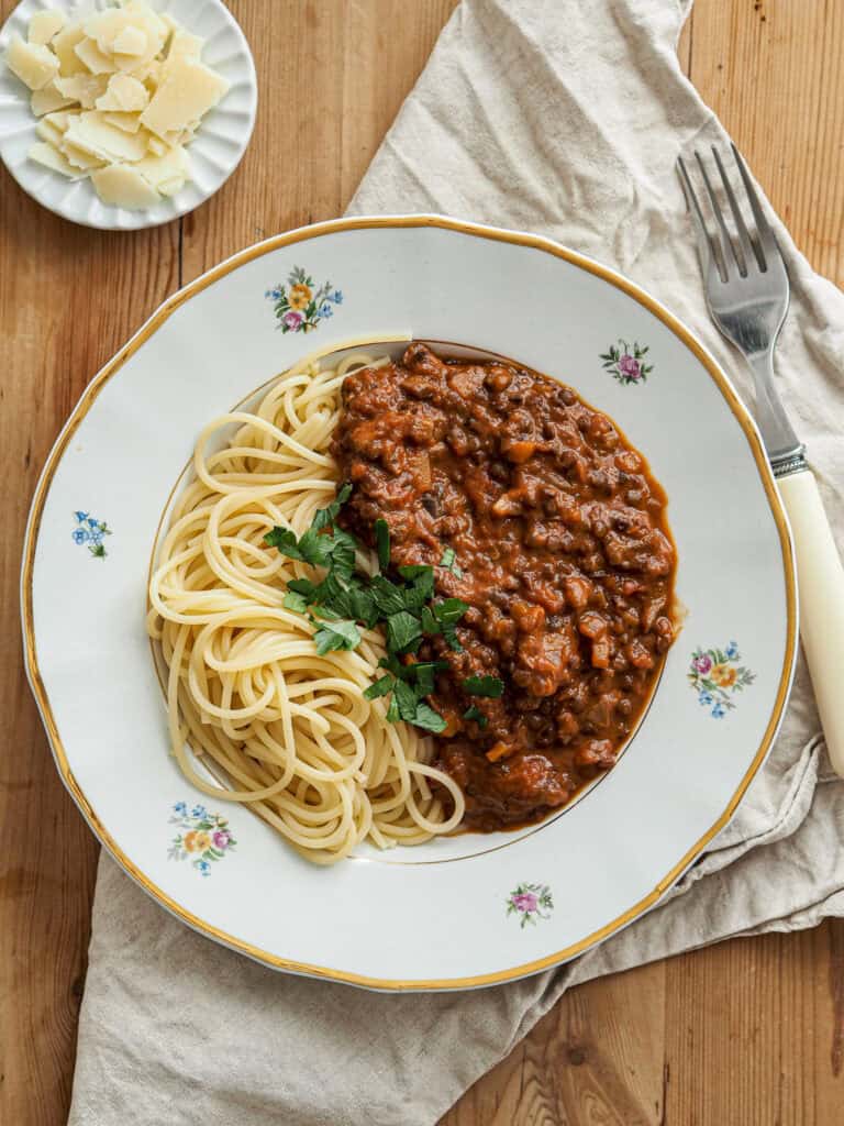 Beluga bolognese anretning på tallerken