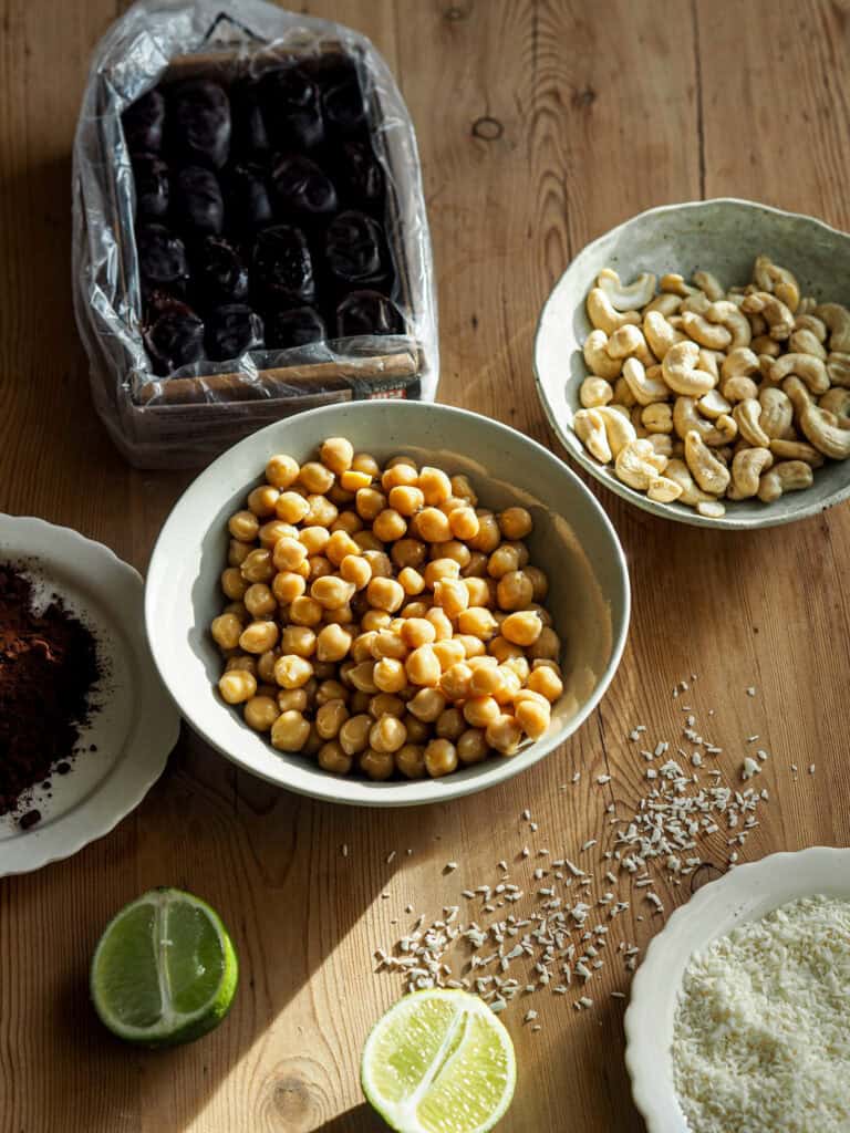 ingredienser til dadelkugler med kikærter og lime