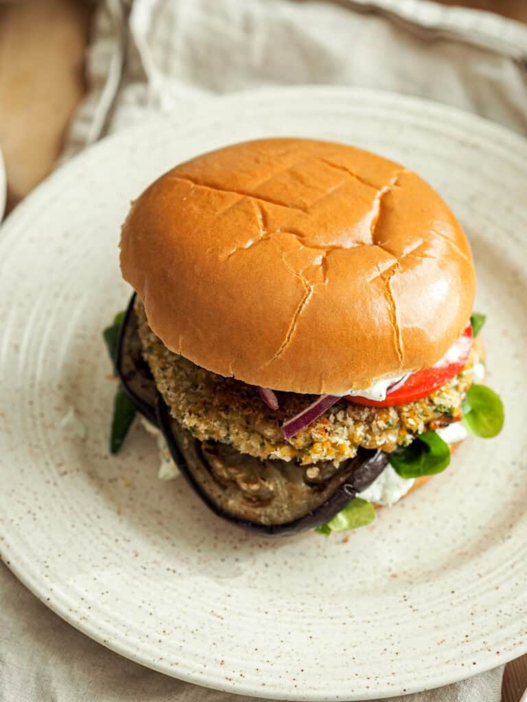 kikærteburger med aubergine, salat, tomat og tzatziki