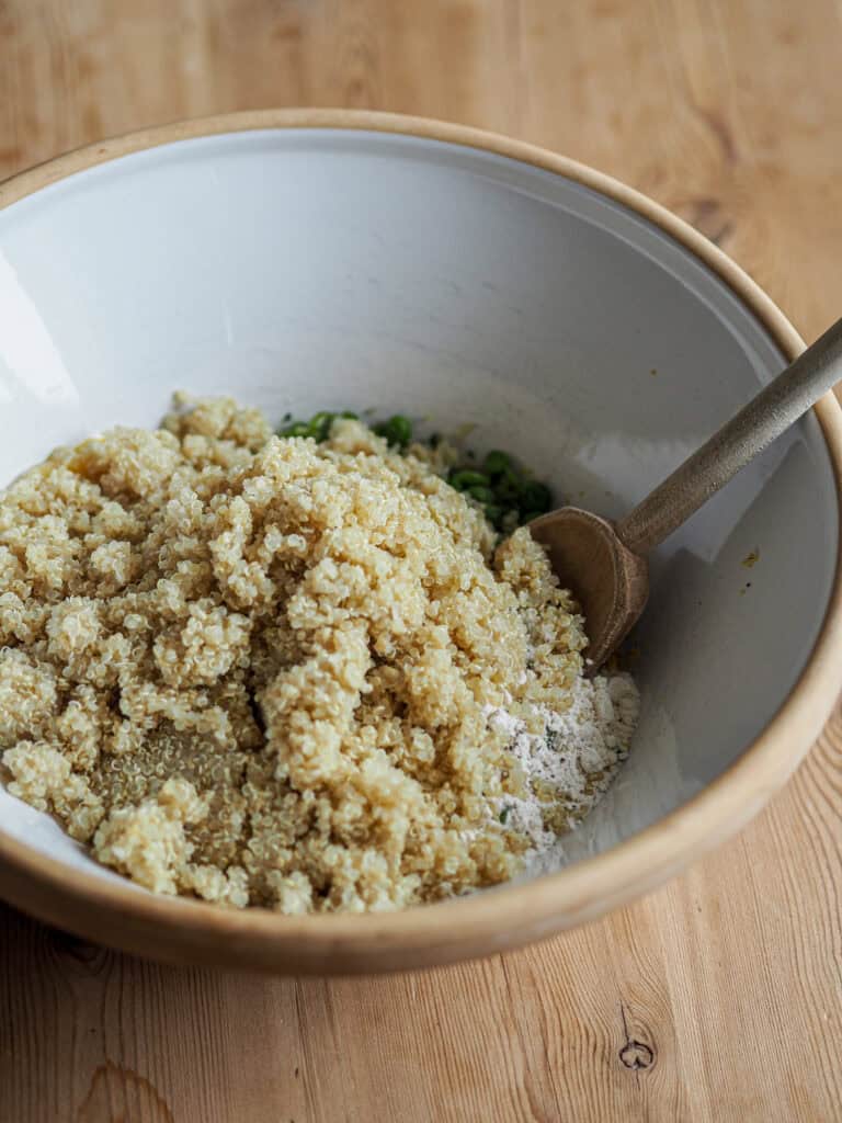 ingredienser til ærtebøffer i en skål