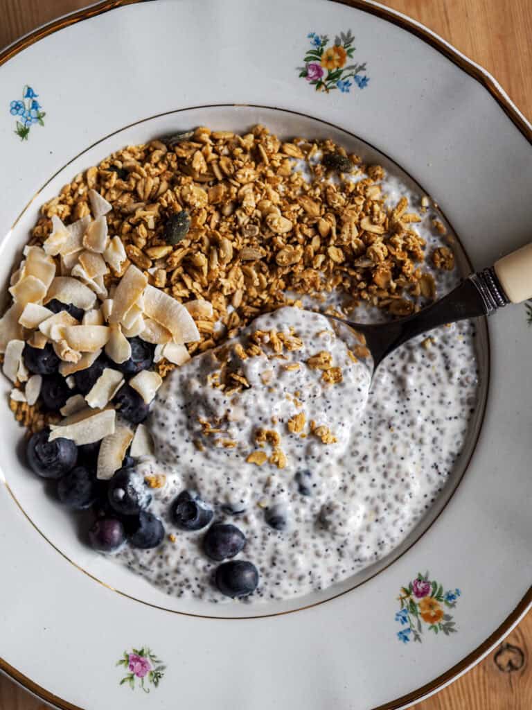 tallerken med chiagrød med skyr, granola, kokosflager og blåbær