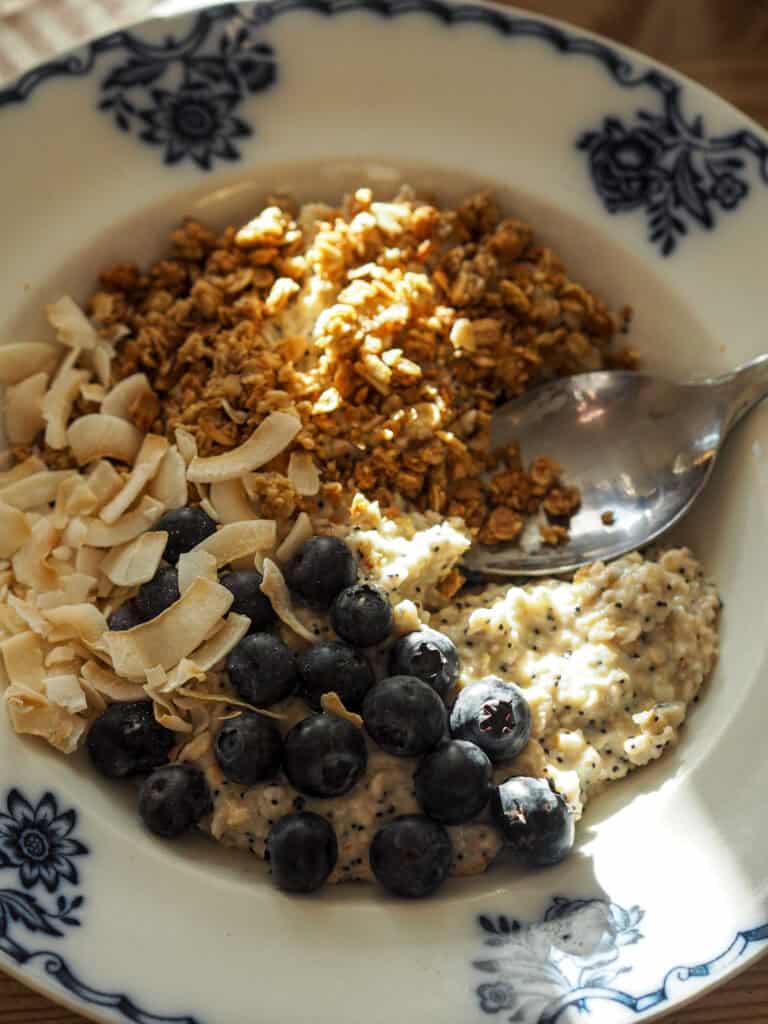 tallerken med havregrød med citron, granola og blåbær