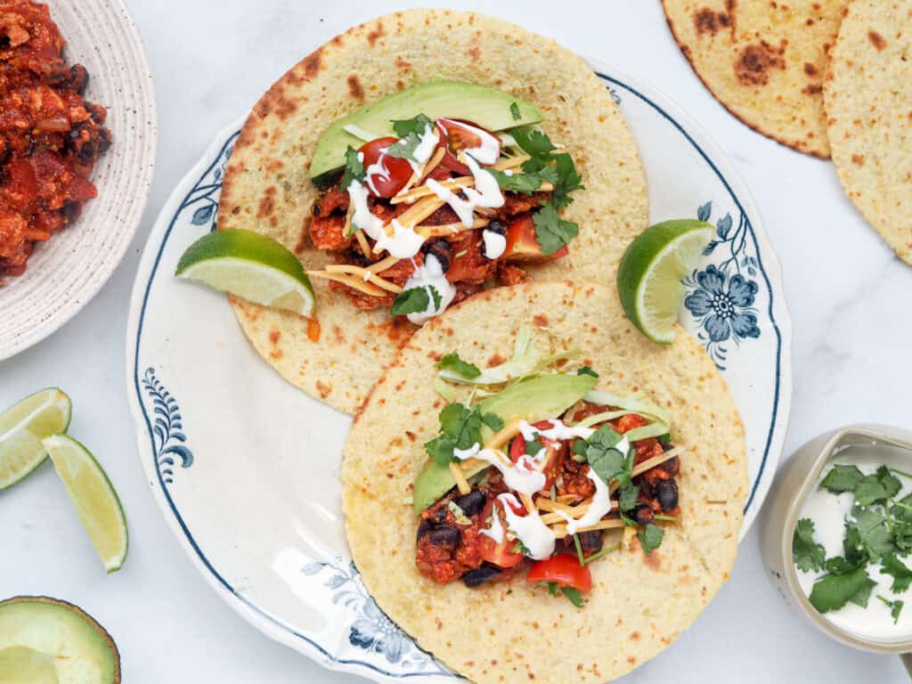 anretning med vegetariske tacos med tofu