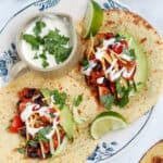 vegetar tacos med tofu og sorte bønner og creme fraiche