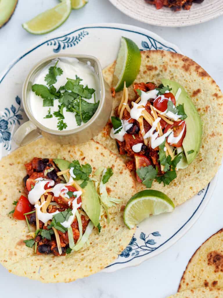 vegetar tacos med tofu og sorte bønner og creme fraiche