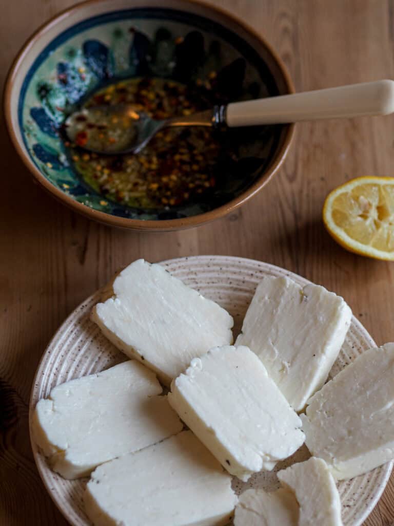 halloumi i skiver og marinade i en skål