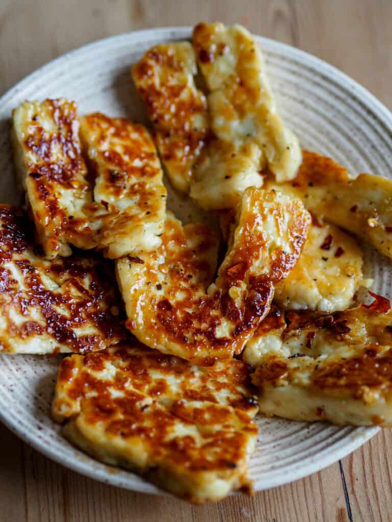 marineret halloumi med chili og honning